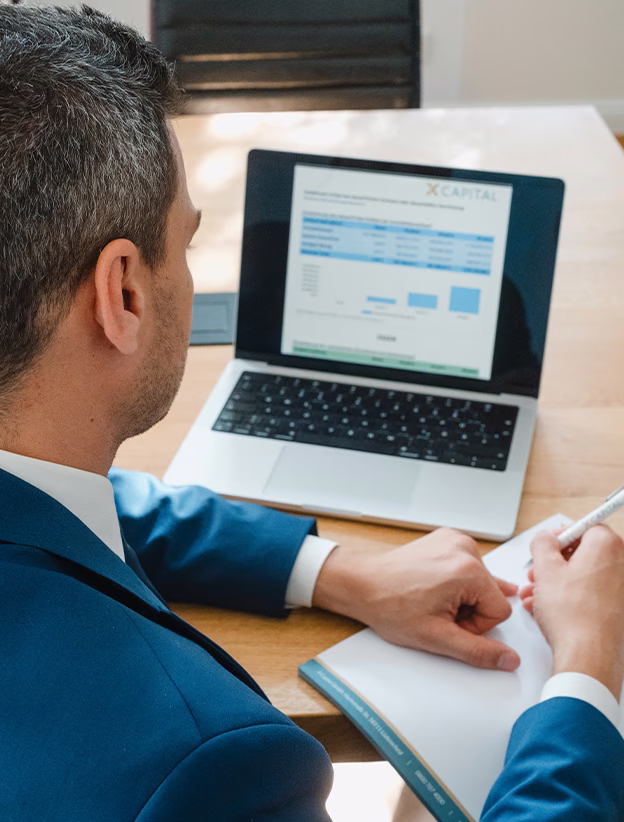 Berater analysiert Finanzdaten am Laptop